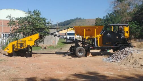 BRITADOR MÓVEL PARA RECICLAGEM DE RESÍDUOS DE CONSTRUÇÃO CIVIL
