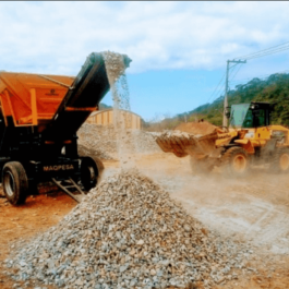 BRITADOR MÓVEL PARA RECICLAGEM DE RESÍDUOS DE CONSTRUÇÃO CIVIL