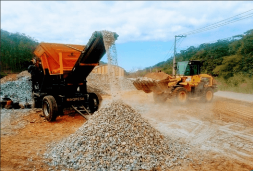 BRITADOR MÓVEL PARA RECICLAGEM DE RESÍDUOS DE CONSTRUÇÃO CIVIL