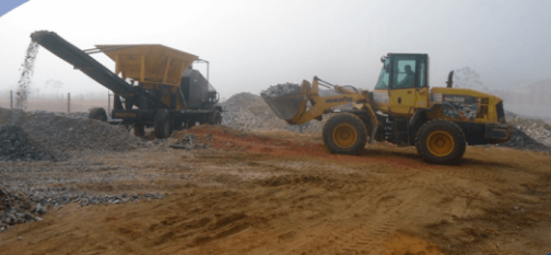 BRITADOR MÓVEL PARA RECICLAGEM DE RESÍDUOS DE CONSTRUÇÃO CIVIL