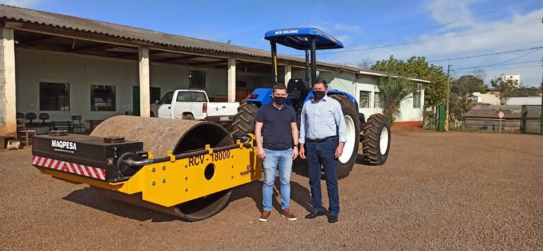 Leia mais sobre o artigo O Prefeito, Claiton dos Santos Brum e o Vice-Prefeito, Giovan André Sperotto, receberam nesta quinta-feira, (02/09), um Rolo Compactador Vibratório Rebocável Hidráulico